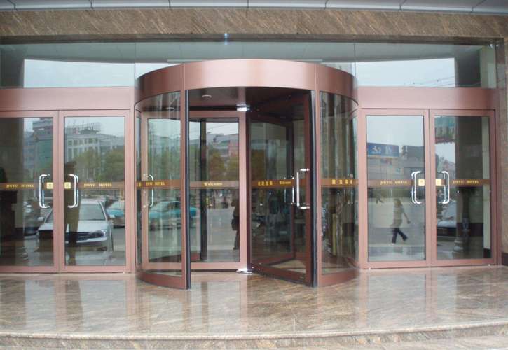 三翼自動(dòng)旋轉(zhuǎn)門(mén) 現(xiàn)代建筑入口的藝術(shù)與科技