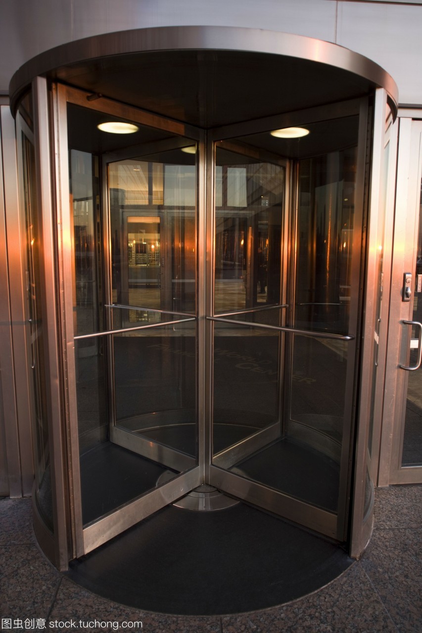 空的旋轉(zhuǎn)門(mén)